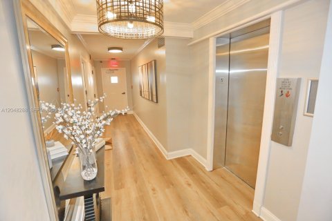 Condo in Bay Harbor Islands, Florida, 2 bedrooms № 2241789 - photo 5