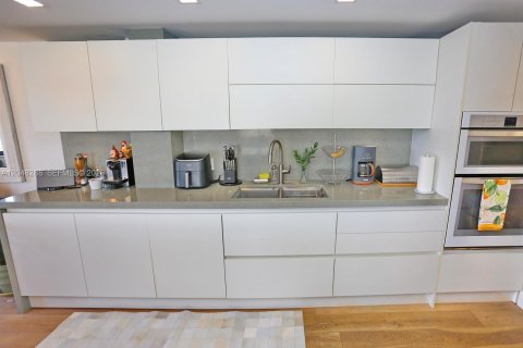 Condo in Bay Harbor Islands, Florida, 2 bedrooms № 2241789 - photo 18