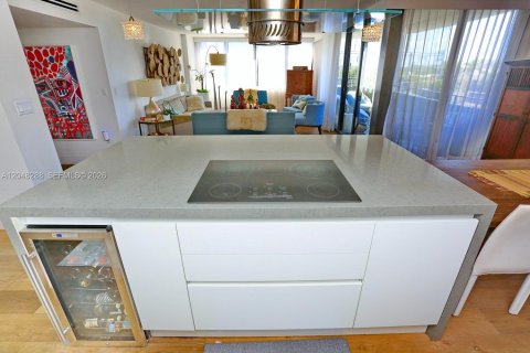 Condo in Bay Harbor Islands, Florida, 2 bedrooms № 2241789 - photo 19
