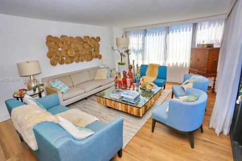 Condo in Bay Harbor Islands, Florida, 2 bedrooms № 2241789 - photo 10