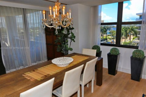 Condo in Bay Harbor Islands, Florida, 2 bedrooms № 2241789 - photo 24