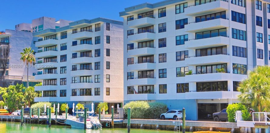 Condo in Bay Harbor Islands, Florida, 2 bedrooms № 2241789