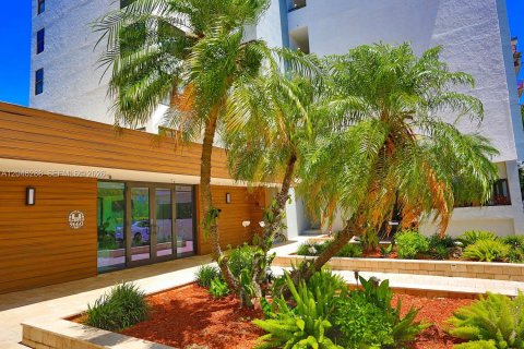 Condo in Bay Harbor Islands, Florida, 2 bedrooms № 2241789 - photo 2