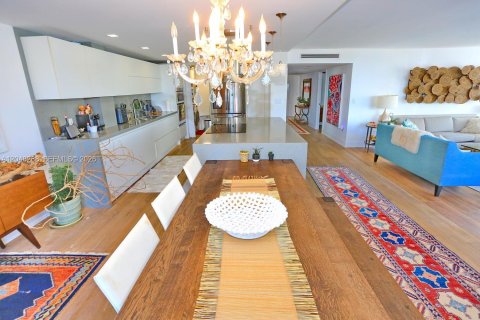 Condo in Bay Harbor Islands, Florida, 2 bedrooms № 2241789 - photo 22
