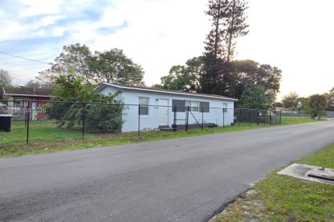 Casa en venta en Fort Lauderdale, Florida, 2 dormitorios, 58.53 m2 № 2007005 - foto 2