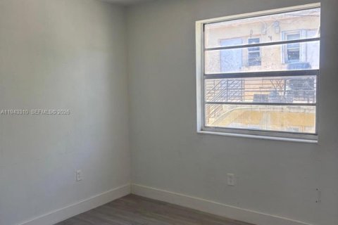 Apartamento en alquiler en Miami, Florida, 12 dormitorios, 407.1 m2 № 1999633 - foto 9