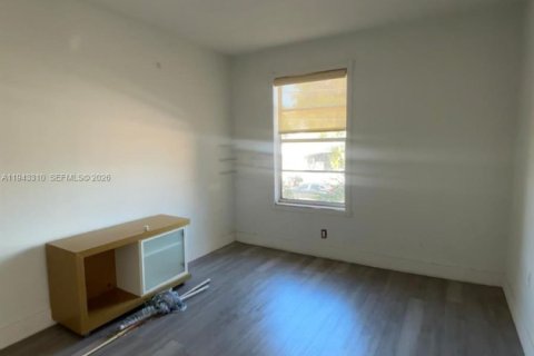 Apartamento en alquiler en Miami, Florida, 12 dormitorios, 407.1 m2 № 1999633 - foto 5