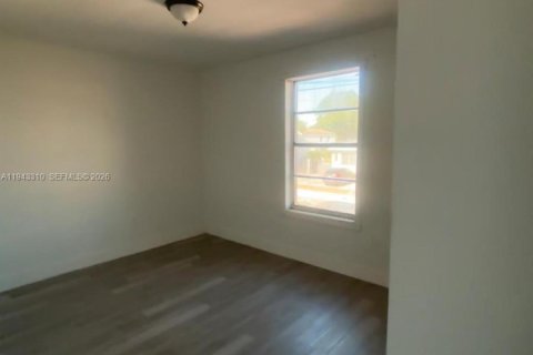 Apartamento en alquiler en Miami, Florida, 12 dormitorios, 407.1 m2 № 1999633 - foto 10