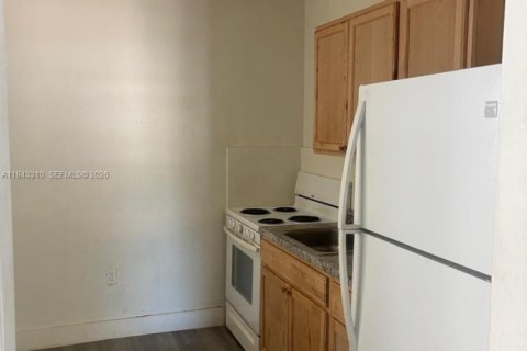 Apartamento en alquiler en Miami, Florida, 12 dormitorios, 407.1 m2 № 1999633 - foto 8