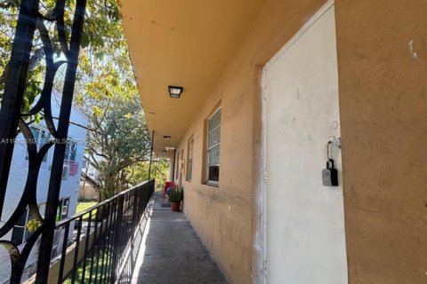 Apartamento en alquiler en Miami, Florida, 12 dormitorios, 407.1 m2 № 1999633 - foto 7