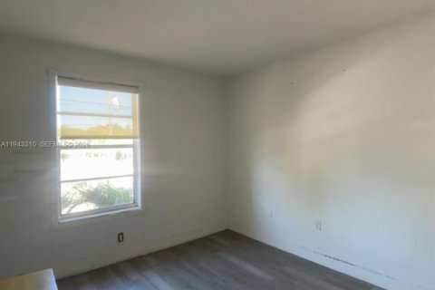 Apartamento en alquiler en Miami, Florida, 12 dormitorios, 407.1 m2 № 1999633 - foto 6