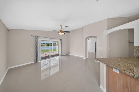 House in Port St. Lucie, Florida 3 bedrooms, 156.91 sq.m. № 2433026 - photo 8