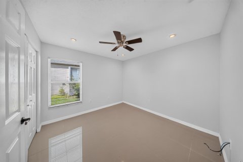 House in Port St. Lucie, Florida 3 bedrooms, 156.91 sq.m. № 2433026 - photo 13