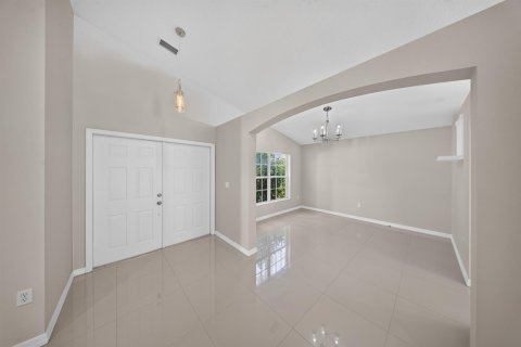 House in Port St. Lucie, Florida 3 bedrooms, 156.91 sq.m. № 2433026 - photo 3