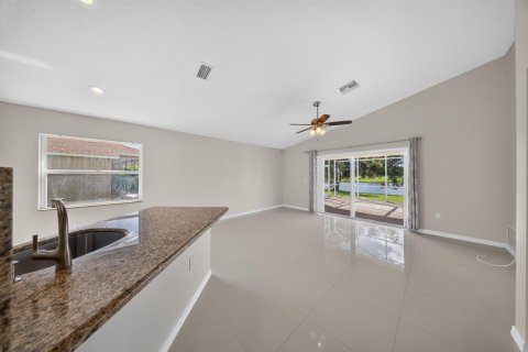House in Port St. Lucie, Florida 3 bedrooms, 156.91 sq.m. № 2433026 - photo 17
