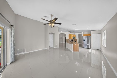 House in Port St. Lucie, Florida 3 bedrooms, 156.91 sq.m. № 2433026 - photo 9