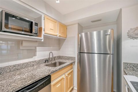 Condo in Sarasota, Florida, 2 bedrooms  № 2342452 - photo 17