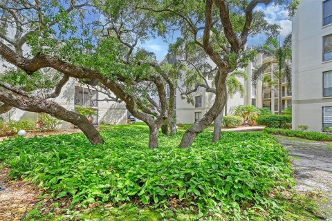 Condo in Sarasota, Florida, 2 bedrooms  № 2342452 - photo 9