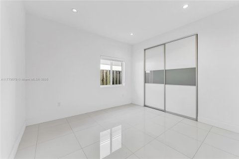 Casa en venta en Miami, Florida, 3 dormitorios, 157.56 m2 № 1727102 - foto 13