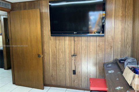 Commercial property in Hialeah, Florida № 1891647 - photo 7