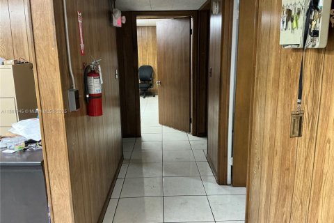 Commercial property in Hialeah, Florida № 1891647 - photo 9