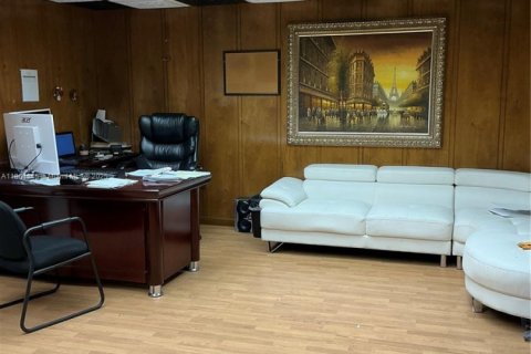 Commercial property in Hialeah, Florida № 1891647 - photo 3
