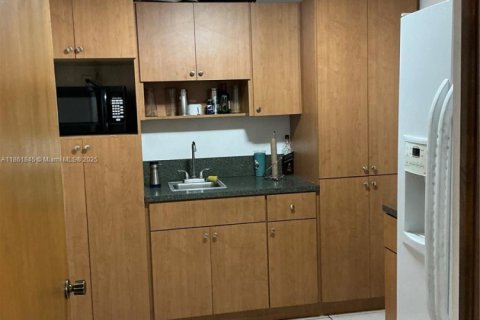 Commercial property in Hialeah, Florida № 1891647 - photo 10