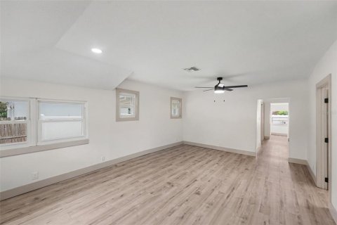 House in Saint Petersburg, Florida 3 bedrooms, 93.65 sq.m. № 2211338 - photo 7