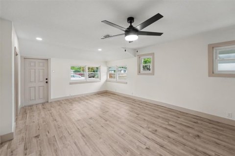 House in Saint Petersburg, Florida 3 bedrooms, 93.65 sq.m. № 2211338 - photo 3