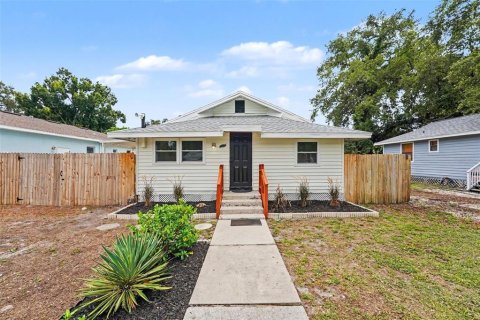 House in Saint Petersburg, Florida 3 bedrooms, 93.65 sq.m. № 2211338