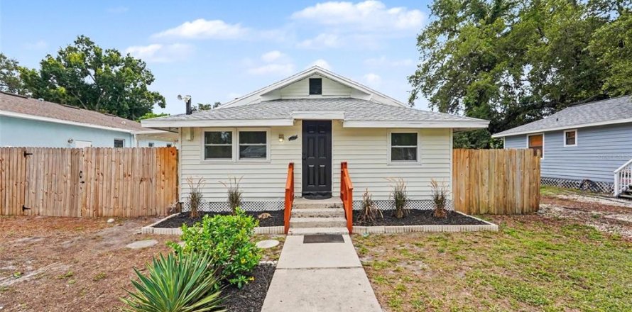 House in Saint Petersburg, Florida 3 bedrooms, 93.65 sq.m. № 2211338