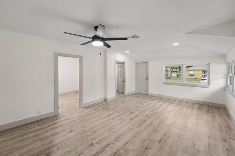 House in Saint Petersburg, Florida 3 bedrooms, 93.65 sq.m. № 2211338 - photo 9