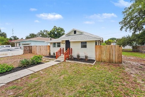 House in Saint Petersburg, Florida 3 bedrooms, 93.65 sq.m. № 2211338 - photo 5