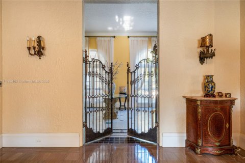 House in Miami, Florida 6 bedrooms, 627.46 sq.m. № 1714866 - photo 11