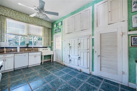 House in Miami, Florida 6 bedrooms, 627.46 sq.m. № 1714866 - photo 16