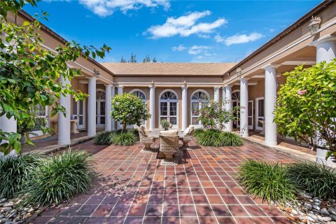 House in Miami, Florida 6 bedrooms, 627.46 sq.m. № 1714866 - photo 1