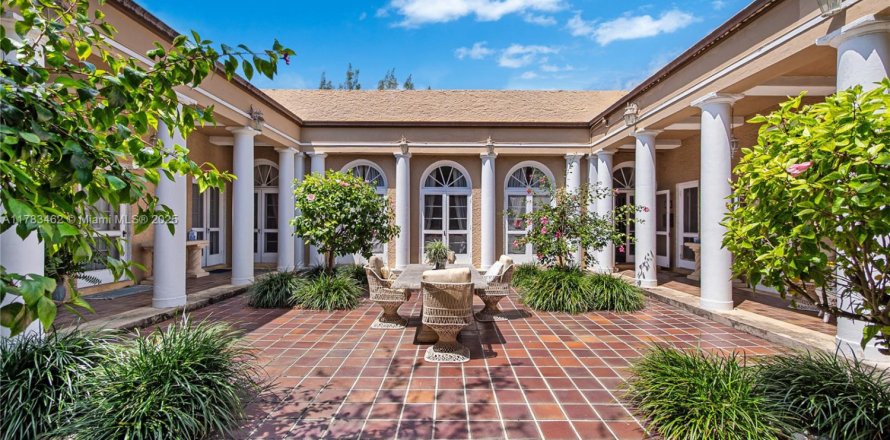 House in Miami, Florida 6 bedrooms, 627.46 sq.m. № 1714866