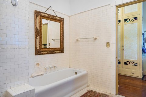 House in Miami, Florida 6 bedrooms, 627.46 sq.m. № 1714866 - photo 22