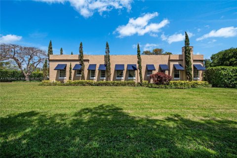 House in Miami, Florida 6 bedrooms, 627.46 sq.m. № 1714866 - photo 2