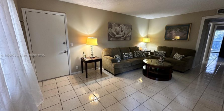 Condominio en Pembroke Pines, Florida, 2 dormitorios  № 1952623