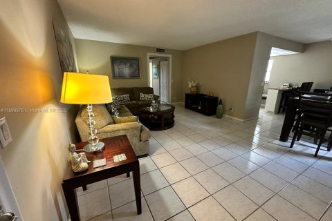 Condominio en venta en Pembroke Pines, Florida, 2 dormitorios, 108.32 m2 № 1952623 - foto 3