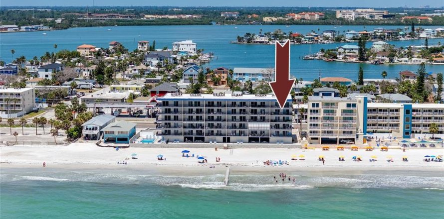 Condominio en Madeira Beach, Florida, 2 dormitorios № 1686407
