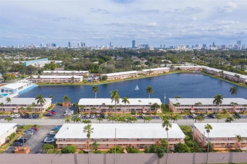 Condo in Hallandale Beach, Florida, 1 bedroom  № 1828284 - photo 14