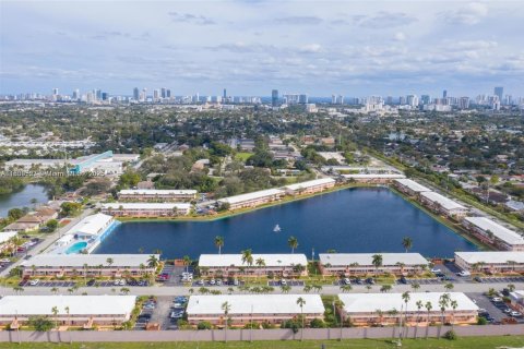 Condo in Hallandale Beach, Florida, 1 bedroom  № 1828284 - photo 2