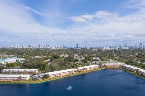 Condo in Hallandale Beach, Florida, 1 bedroom  № 1828284 - photo 20