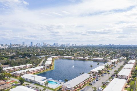 Condo in Hallandale Beach, Florida, 1 bedroom  № 1828284 - photo 16
