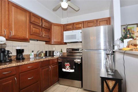 Condo in Hallandale Beach, Florida, 1 bedroom  № 1828284 - photo 11