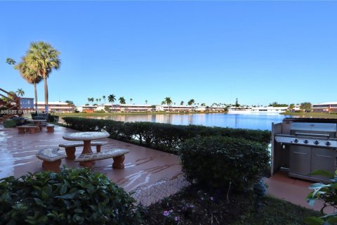 Condo in Hallandale Beach, Florida, 1 bedroom  № 1828284 - photo 19
