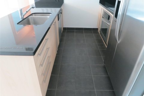 Condo in Miami, Florida, 1 bedroom  № 2053034 - photo 4