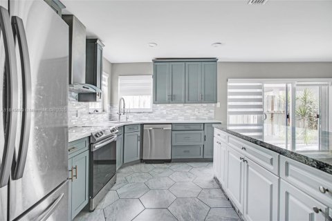 Villa ou maison à louer à Coconut Creek, Floride: 3 chambres, 163.14 m2 № 1940709 - photo 2